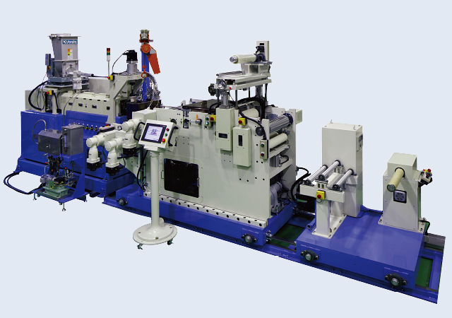 Sheet forming equipment equipped with a “see-through” twin-screw extruder